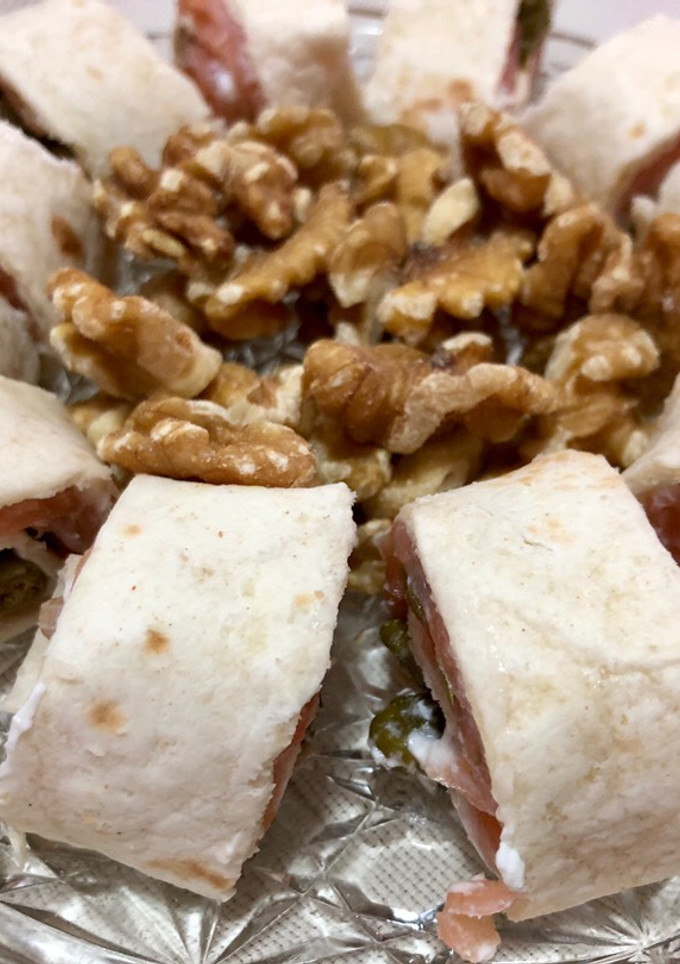 Una foto de Canapé enrollado de salmón ahumado