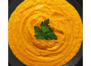 Una foto de Sopa crema de zapallo y zanahoria