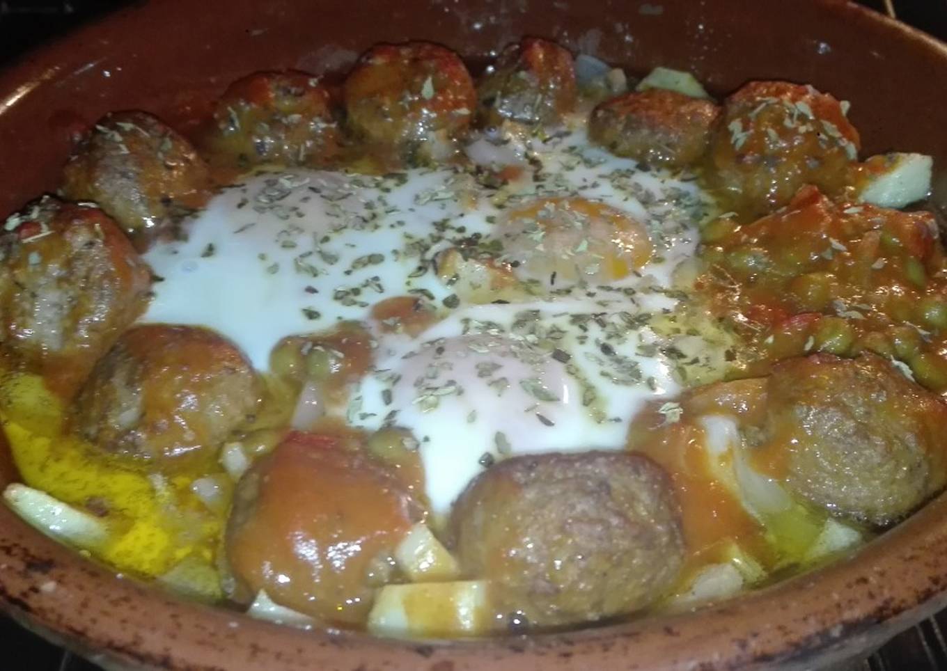 Huevos con albóndigas