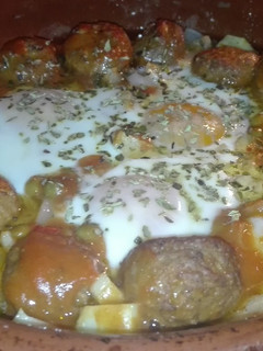 Una foto de Huevos con albóndigas