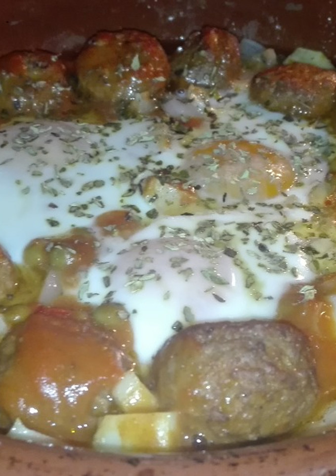 Una foto de Huevos con albóndigas
