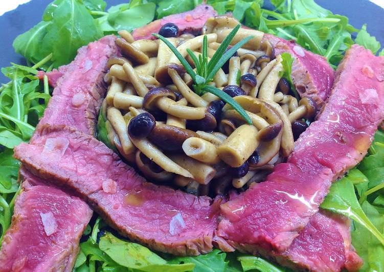 Tagliata di fiorentina con rucola e funghi pioppini