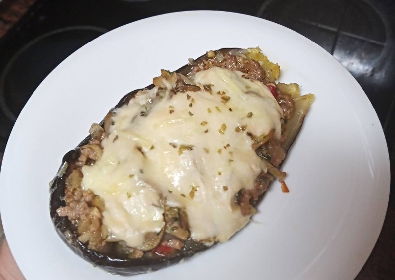 Berenjenas rellenas de carne picada y setas al ajillo