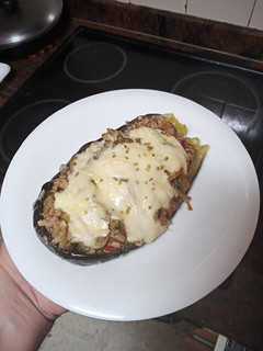 Una foto de Berenjenas rellenas de carne picada y setas al ajillo