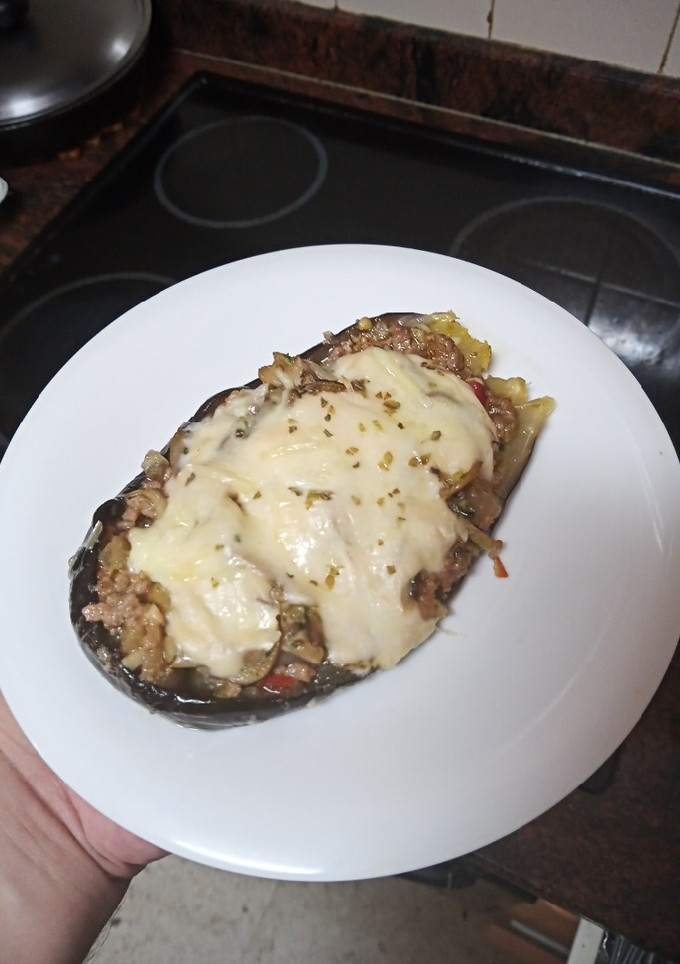Una foto de Berenjenas rellenas de carne picada y setas al ajillo