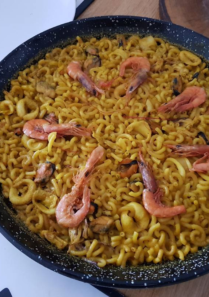 Una foto de Fideuá