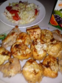 صورة لوصفة اومليت الخبز والدجاج بالجبن 😍 مع طبق سلطة كغذاء متكامل وسريع 😋