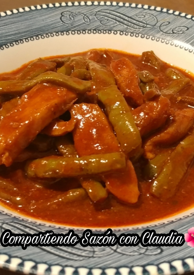 Una foto de Pollo con nopal en salsa de guajillo🌺