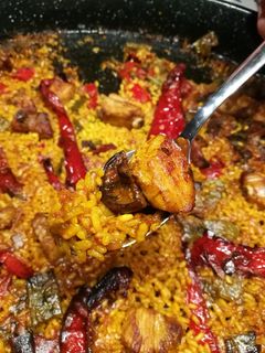 Una foto de Arroz de verduras, rovellons y costilla 🥘