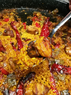 Una foto de Arroz de verduras, rovellons y costilla 🥘
