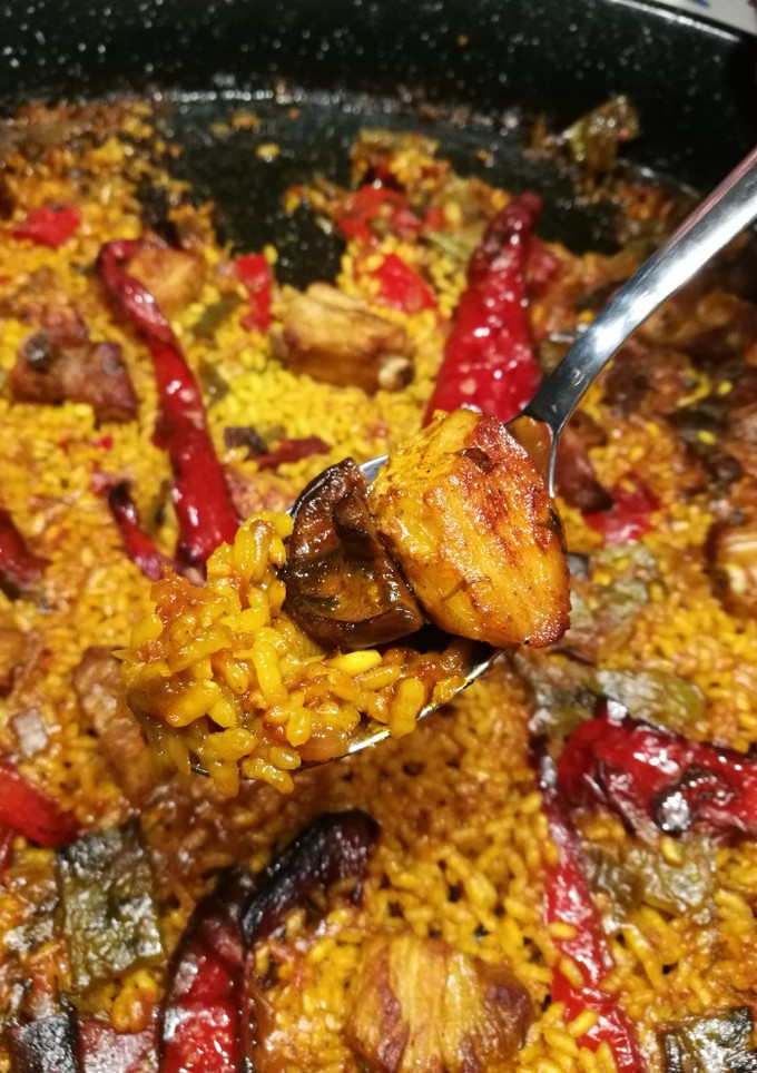 Una foto de Arroz de verduras, rovellons y costilla 🥘
