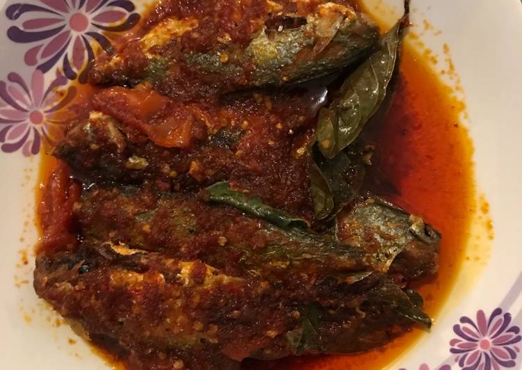 Langkah Mudah untuk Menyiapkan Ikan kembung bumbu bali, Enak Banget