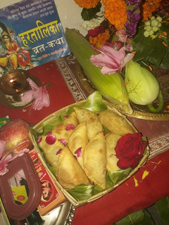 मावा गुजिया (mawa gujiya recipe in Hindi) रेसिपी मुख्य फोटो
