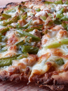 Una foto de Pizza de salmón y pimiento verde