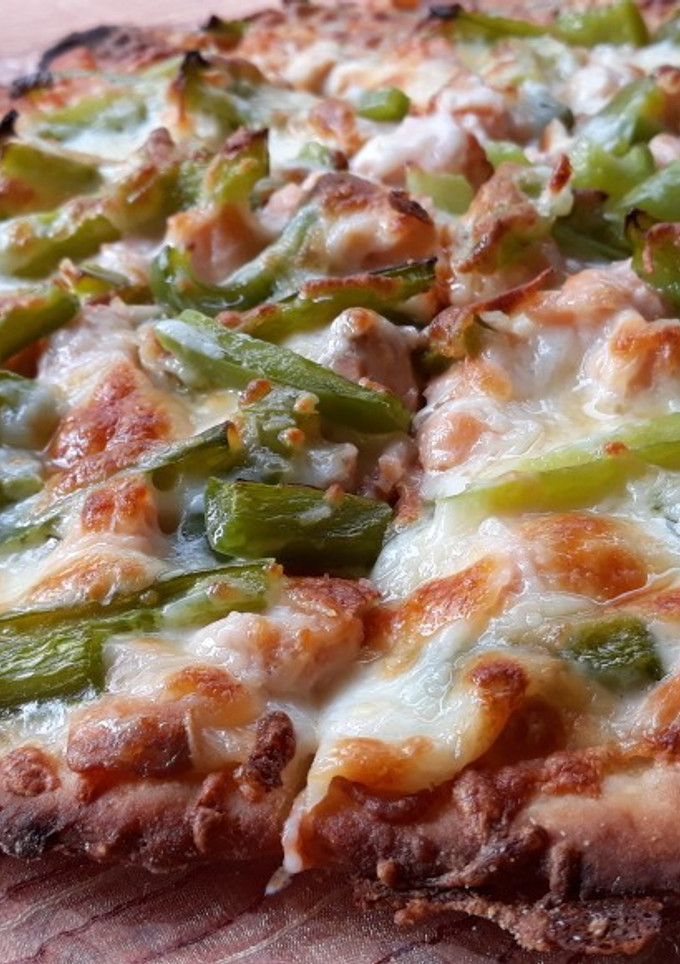 Una foto de Pizza de salmón y pimiento verde