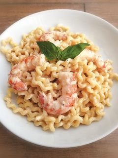 Una foto de Pasta Alfredo con gambas