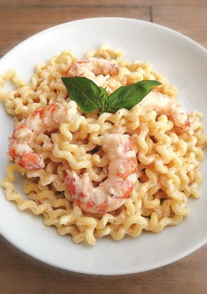 Una foto de Pasta Alfredo con gambas