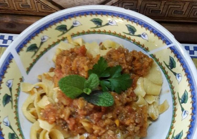 Fettuccine fatte in casa di semola di grano duro con ragu' di verdure