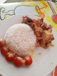 Una foto de Pollo tocineta y champiñones