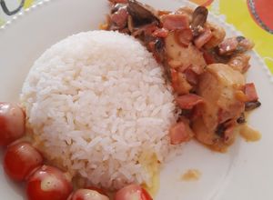 Una foto de Pollo tocineta y champiñones