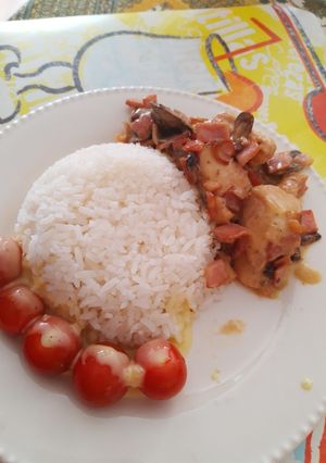 Una foto de Pollo tocineta y champiñones