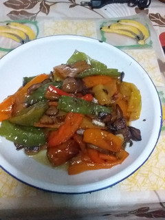 Una foto de Níscalos con pimientos fritos y ajo machacado