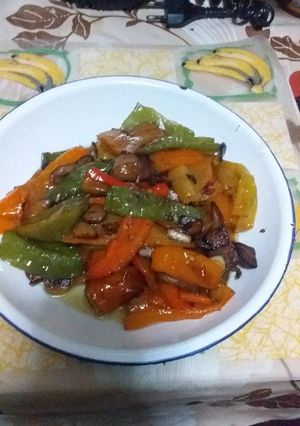 Una foto de Níscalos con pimientos fritos y ajo machacado