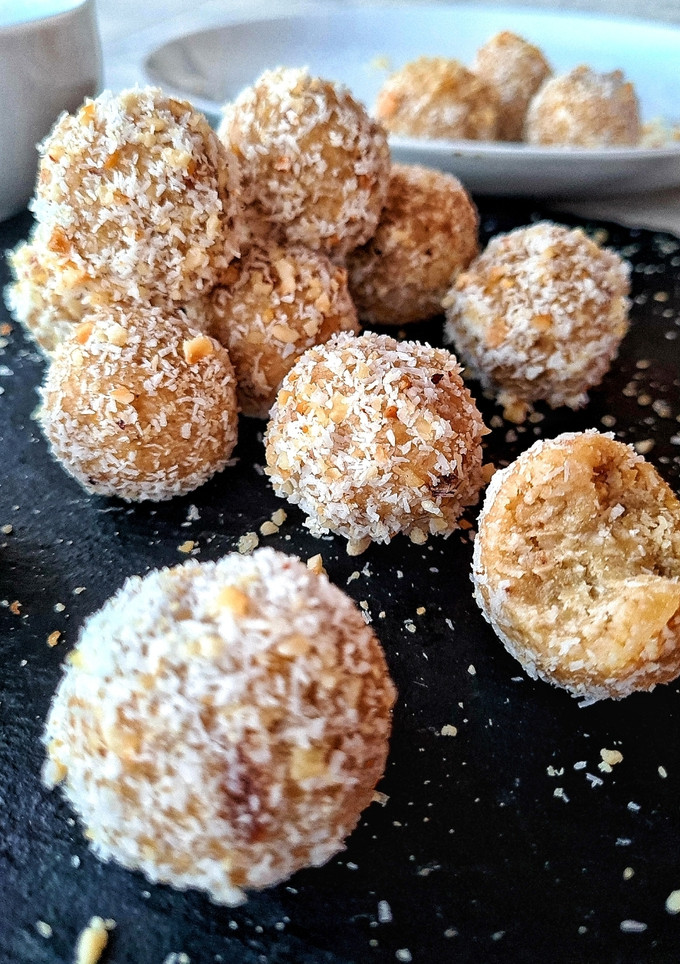 Una foto de Bocaditos energéticos de coco, avellanas y dátiles