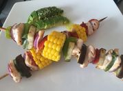 Una foto de brochet de pollo