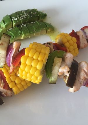 Una foto de Brochette de pollo y verduras
