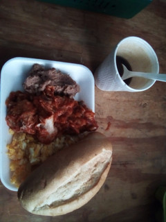 Una foto de Chilaquiles con huevo y frijol