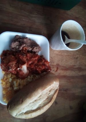 Una foto de Chilaquiles con huevo y frijol