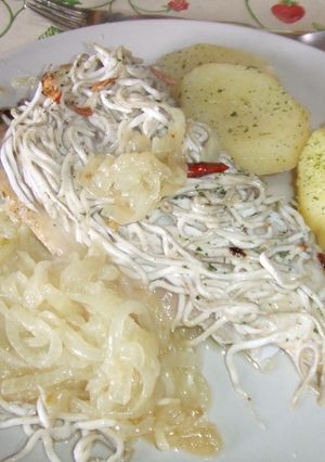 Foto principal de Lubina con cebolla caramelizada, gulas y patatas al perejil