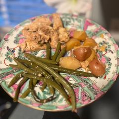A picture of Crock pot chicken, baby potatoes & green beans.