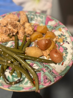 A picture of Crock pot chicken, baby potatoes & green beans.