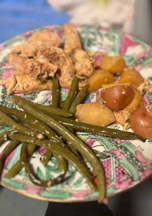 A picture of Crock pot chicken, baby potatoes & green beans.