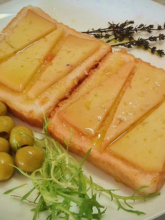 Una foto de Tostas de queso en aceite de tomillo