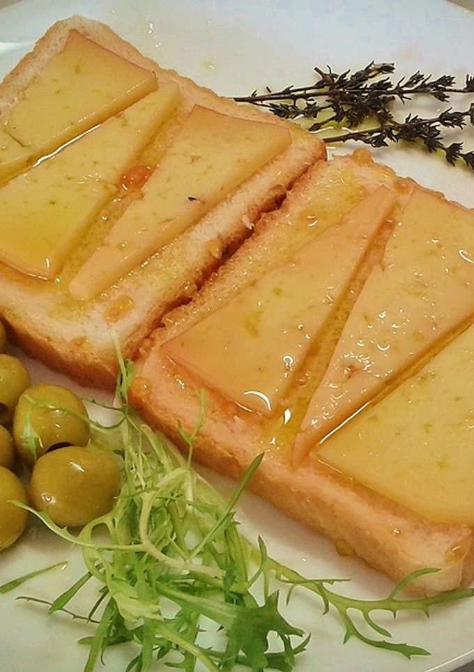 Una foto de Tostas de queso en aceite de tomillo