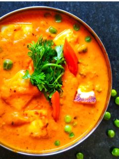 A picture of Mutter paneer masala.