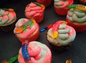 Una foto de Cupcakes del terror rellenos con dulce de frutilla