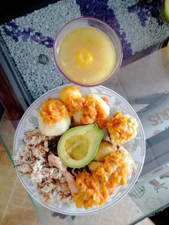 Una foto de Pollo sudado con guiso criollo