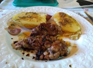 Una foto de Papas y ajos al plomo con mollejas a la chapa