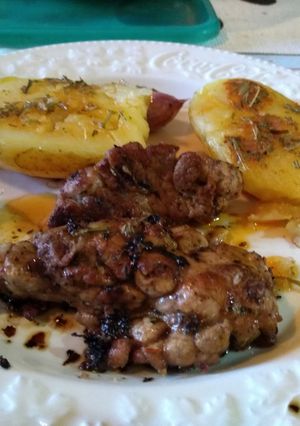 Una foto de Papas y ajos al plomo con mollejas a la chapa