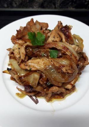Una foto de Pollo especiado con verduras