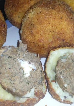 Una foto de Bomba de carne en pan de papas
