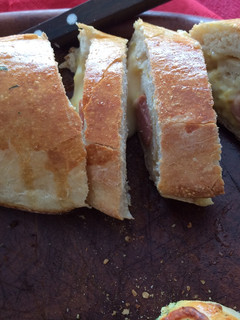 Una foto de Pan de cerveza relleno con salchicha y queso