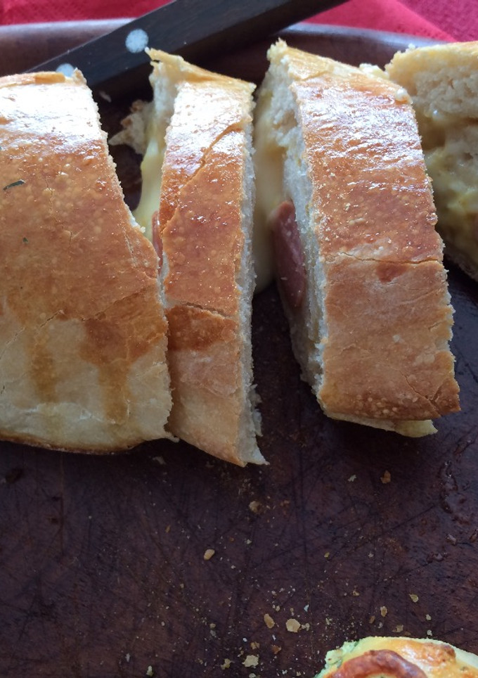Una foto de Pan de cerveza relleno con salchicha y queso