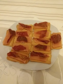 Una foto de Canapés de salmorejo sólido con jamón con Thermomix