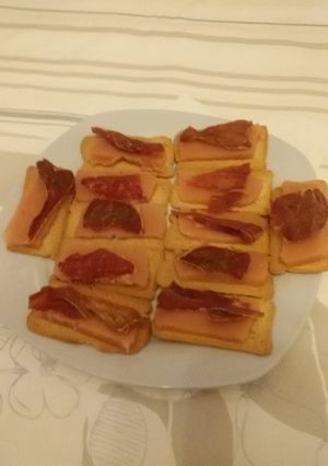 Una foto de Canapés de salmorejo sólido con jamón con Thermomix