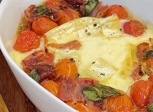 Foto de Entrada de Queijo Brie com Tomatinhos e Presunto